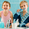 lavare i denti ai bambini in modo divertente