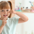 come usare il filo interdentale