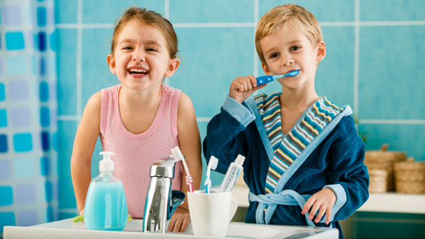 lavare i denti ai bambini in modo divertente
